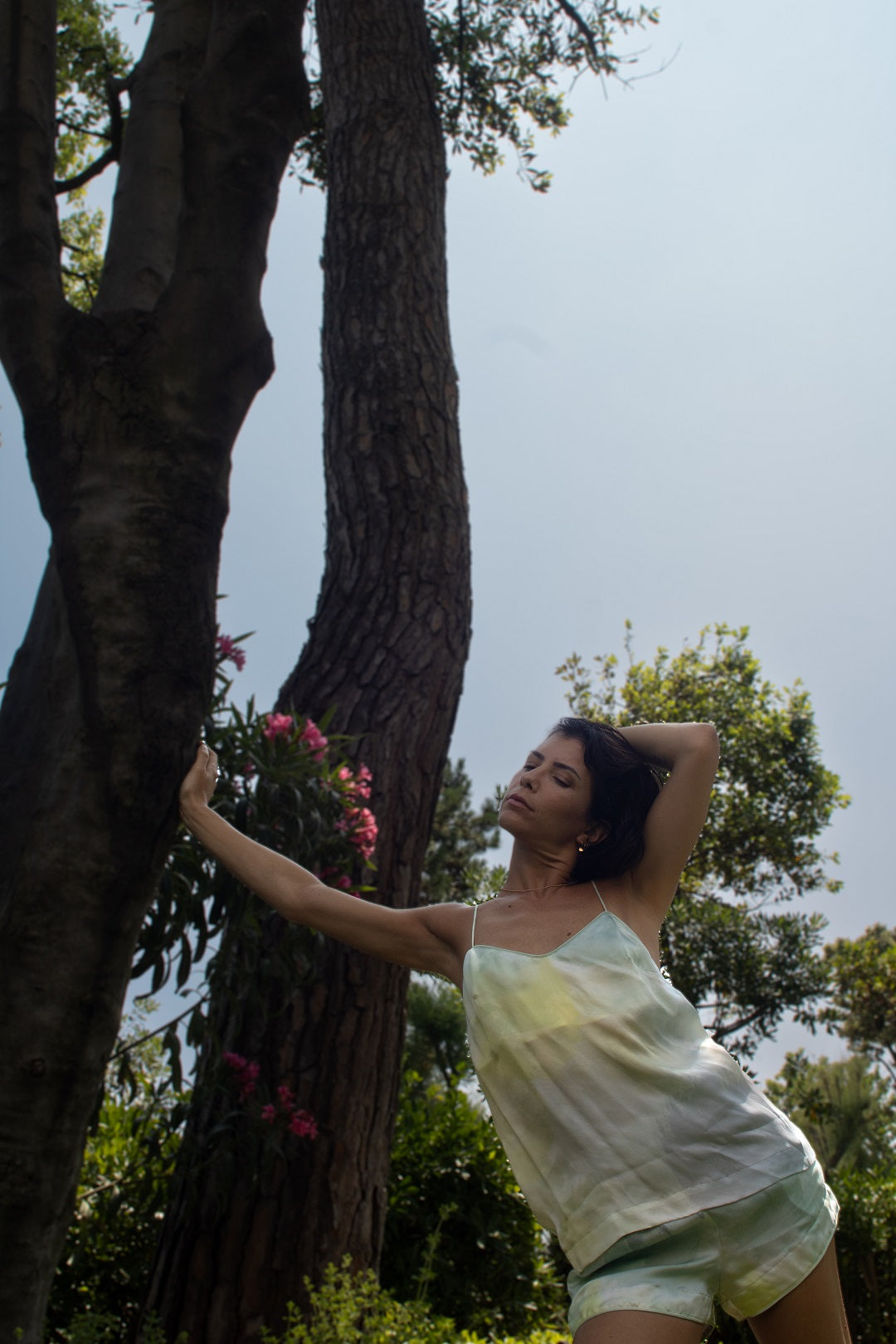 Top con scollo a V stampa "Foschia" con piping a contrasto