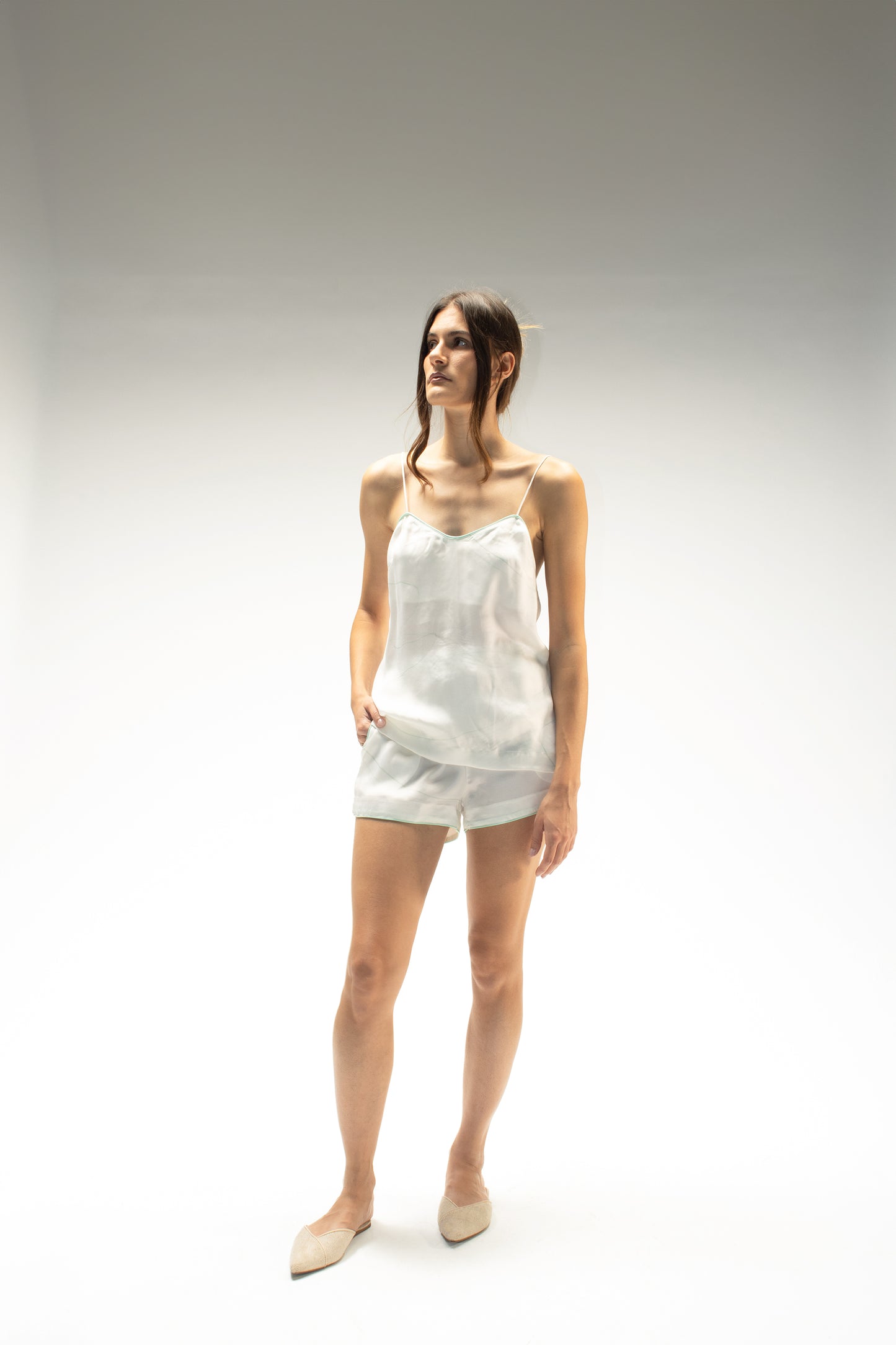 Top con scollo a V stampa "Risveglio" con piping a contrasto