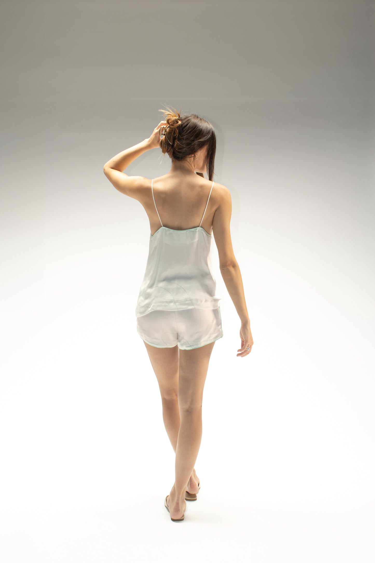 Top con scollo a V stampa "Risveglio" con piping a contrasto