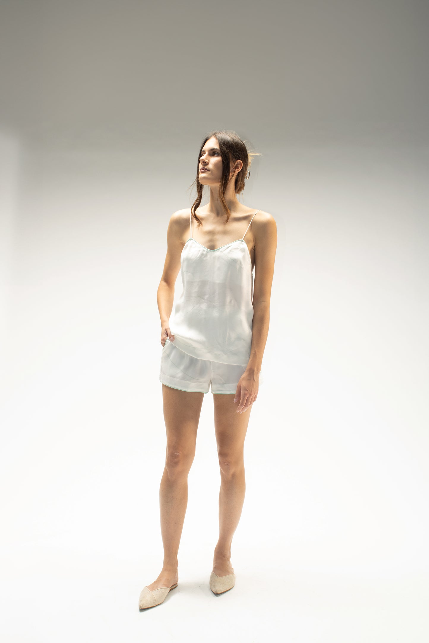 Top con scollo a V stampa "Risveglio" con piping a contrasto